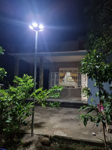 den-nang-luong-mat-troi-UFO-chieu-sang-san-vuon-1